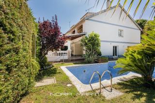 Casa adossada a Can Sans. Casa adosada con jardín, piscina privada y vistas al mar en un e