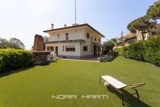 Casa in Urbanitzacions. Casa independiente en venta con vistas al mar en mataró