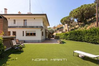 Casa a Urbanitzacions. Casa independiente en venta con vistas al mar en mataró