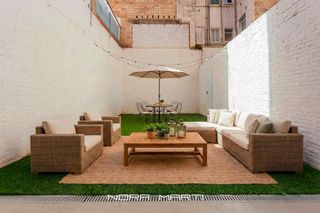 Planta baixa a Sants-Badal. Rehabilitacion  integral de planta baja con jardin