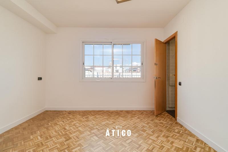 Foto ddaaba58-12bb-4744-bf15-e380441b3494. Ático atico luminoso con terraza en zona muy tranquila en Barcelona