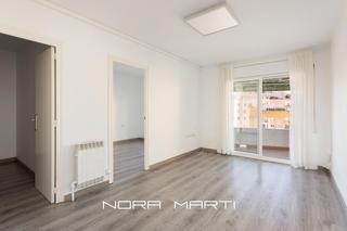 Appartement à Can Baró. Piso de 4 habitaciones con balcón en la plaza sanllehy de barcel