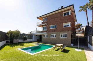 Casa en La Plana-Bellsoleig. Casa independiente con piscina privada y jardín en la exclusiva