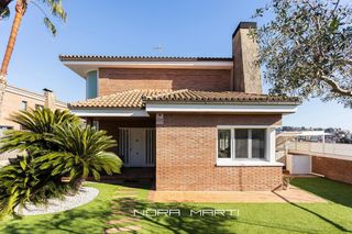 Casa a La Plana-Bellsoleig. Casa independiente con piscina privada y jardín en la exclusiva