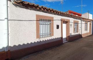 Maison à Los Bloques. Casa en venta con patio en zamora zona los bloques, 3 dormitorio