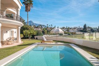 Xalet  Calle sirio. Century 21 sun  presenta este impresionante villa  de estilo con