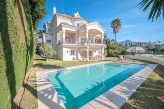 Xalet  Calle sirio. Century 21 sun  presenta este impresionante villa  de estilo con