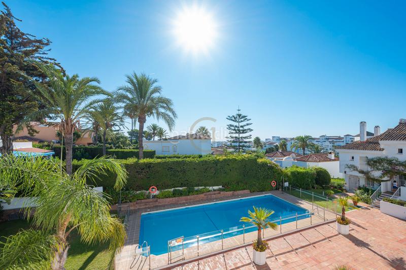 Foto 125a7850-a772-4dd7-a2b6-f4d7b31c02ab. Casa aparellada a calle las malvas 8 a Nueva Andalucía centro Marbella