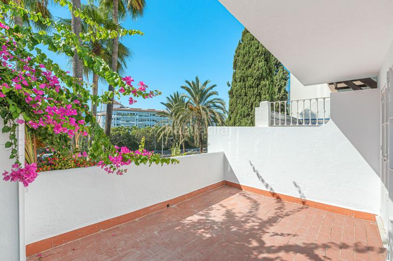 Foto 19a7ea43-67b3-4726-bb83-317ea5deb221. Casa aparellada a calle las malvas 8 a Nueva Andalucía centro Marbella