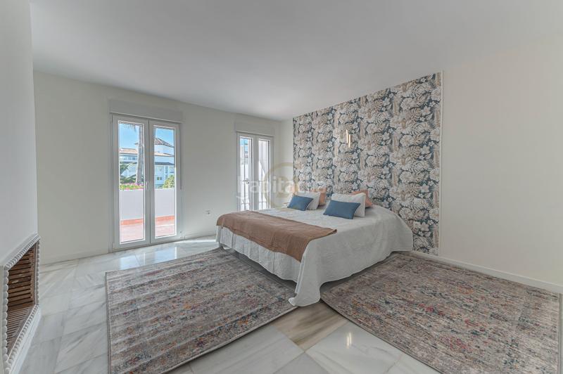 Foto 1b2fa610-24e8-4509-b00f-81db00f25c56. Casa aparellada a calle las malvas 8 a Nueva Andalucía centro Marbella