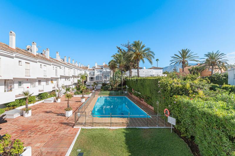 Foto 6be4dfaf-143c-4d87-8357-dda45522fd6a. Casa aparellada a calle las malvas 8 a Nueva Andalucía centro Marbella