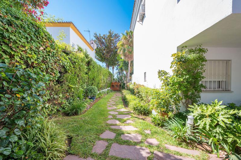 Foto 60eef2b9-74fb-456b-9eee-8adae3acb298. Casa bifamiliare in calle las malvas 8 in Nueva Andalucía centro Marbella