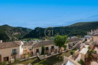 Casa aparellada a Lugar la pacheca 3. Pareada de 4 dormitorios con vistas a la montaña en urbanización