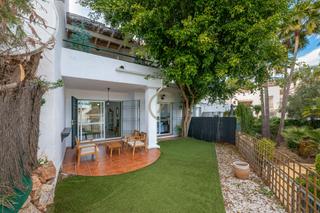 Pis en Calle aries 60. Piso en nueva andaluca en venta con jardn privado !