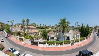 Casa adossada a Calle sirio 18. Chalet adosado en venta en nueva andalucia, marbella.