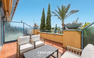 tic en Avenida reina doa sofia 16. Atico-dplex, con vistas al mar en bahia de marbella!