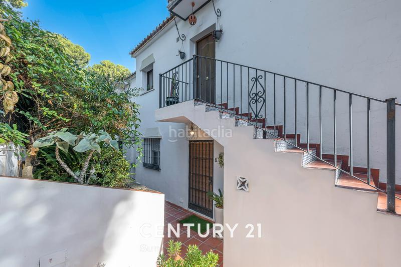 Foto 02064f0a-bcfd-40b2-a21c-f09c8f9ee49c. Pis a calle los jazmines 180b a Nueva Andalucía centro Marbella