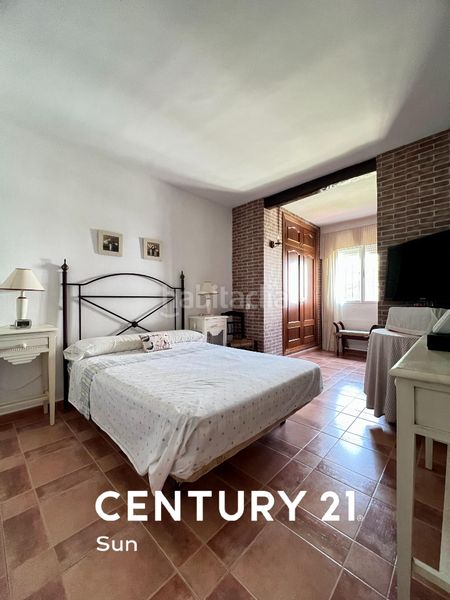 Foto 540ab10b-0caf-4730-8a31-cfa127e6aa45. Casa pareada en avenida de bel-air 15 chalet adosado bel-air en Estepona