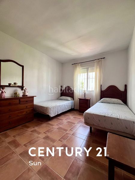 Foto d392ac61-4c9c-411a-ac5c-074ead13d68f. Casa pareada en avenida de bel-air 15 chalet adosado bel-air en Estepona