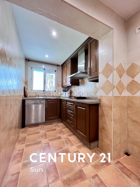 Foto eeb86a72-f1a3-4b8e-9085-93e84488d4b9. Casa pareada en avenida de bel-air 15 chalet adosado bel-air en Estepona