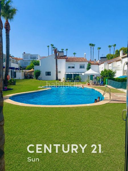 Foto f50e2d7a-7021-4de0-91b2-e998628c4bb4. Casa pareada en avenida de bel-air 15 chalet adosado bel-air en Estepona