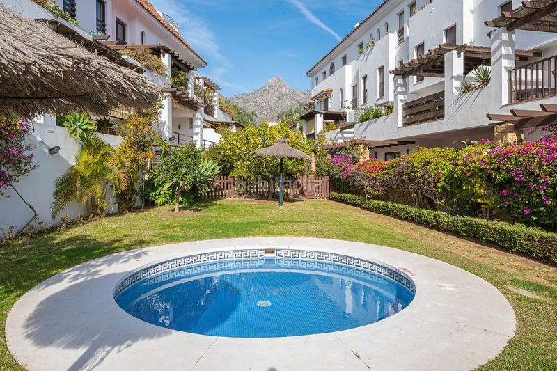 Foto 5035e8e2-2e9e-45db-8f13-50d964ccca01. Apartament amb calefacció aparcament piscina a lomas de Marbella club Marbella
