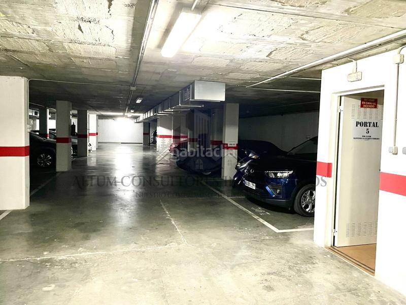 Foto 35688138-fdb2-4a09-8e64-e807651fbd97. Parking coche magnifica plaza de garaje en Los Remedios en Sevilla