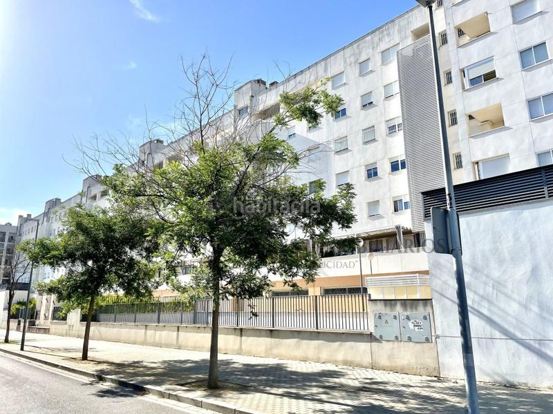 Foto 9e53e568-1f47-4e86-b046-dd28a85666d2. Parking coche magnifica plaza de garaje en Los Remedios en Sevilla
