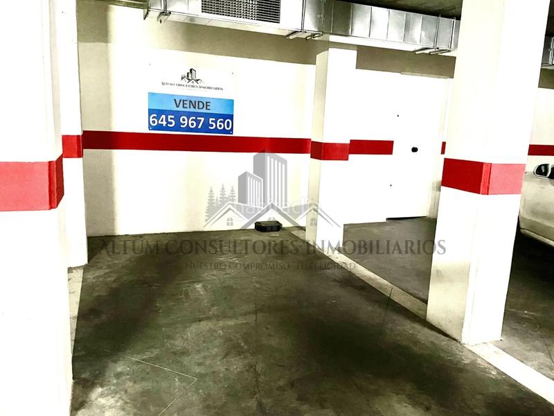 Foto e00b8094-0528-43cb-b3af-19b6c61ad765. Parking coche magnifica plaza de garaje en Los Remedios en Sevilla