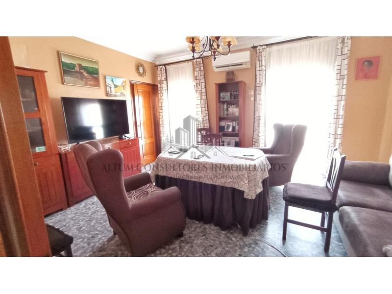 Foto 18f0c6c8-a71c-4b98-8db5-bc239b488319. Casa  en Centro de alcala de guadaira. dos viviendas en una. gran patio. 7 habitaciones.especial inversión o como gran vivienda fam en Alcalá de Guadaira