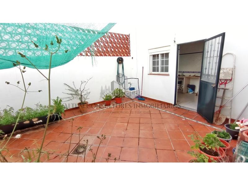 Foto 3793390d-a832-417c-8767-e3e2515d24e1. Casa  en Centro de alcala de guadaira. dos viviendas en una. gran patio. 7 habitaciones.especial inversión o como gran vivienda fam en Alcalá de Guadaira