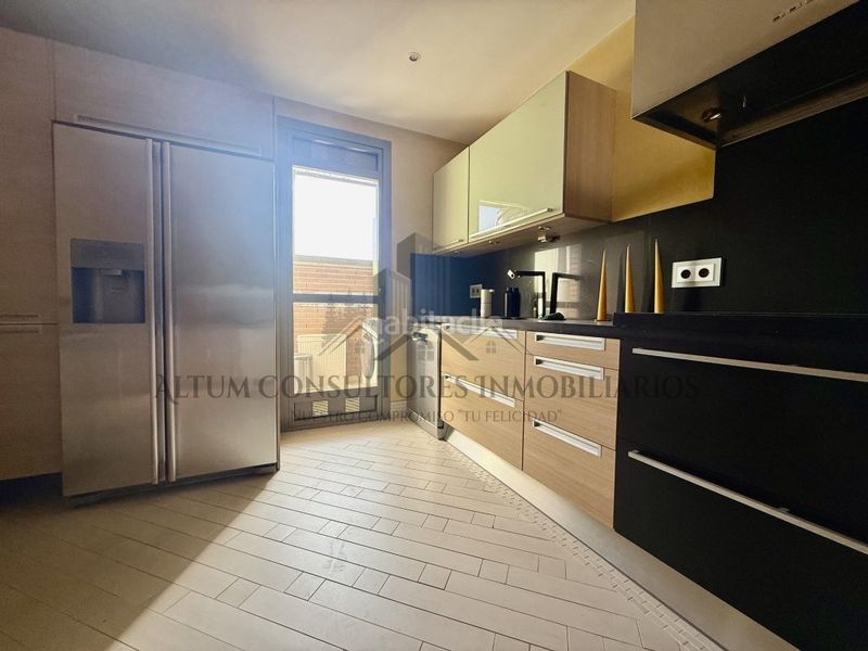 Foto 1852abfb-f5f9-4377-a0f2-cb192480e66c. Piso urbanizacion de lujo y un piso impresionante. venga a visitarlo en Sevilla