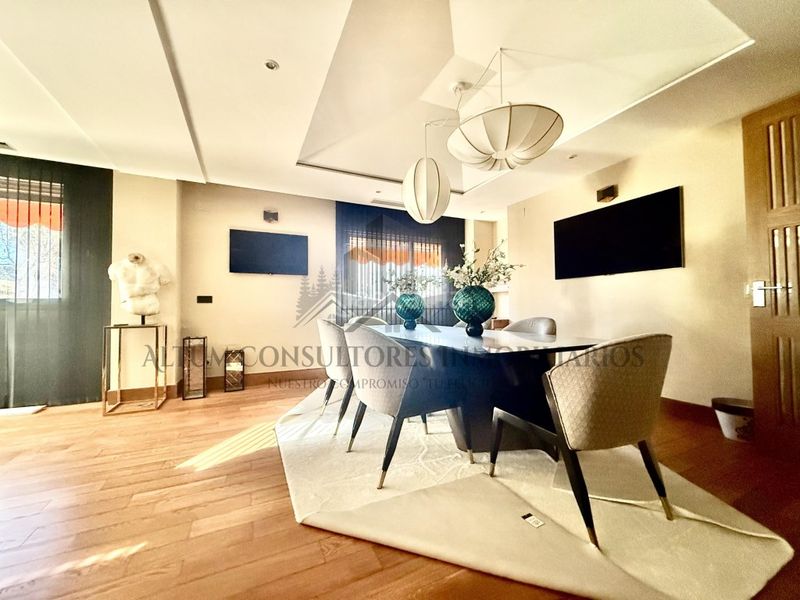 Foto 92db0935-5a0f-4e11-bd5b-8ab6463182f9. Piso urbanizacion de lujo y un piso impresionante. venga a visitarlo en Sevilla