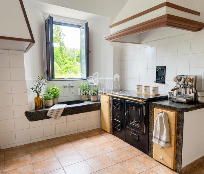 Foto 7b7bd524-51ce-4c7a-a247-7f009ae5dd9f. Casa amb aparcament a Moeche
