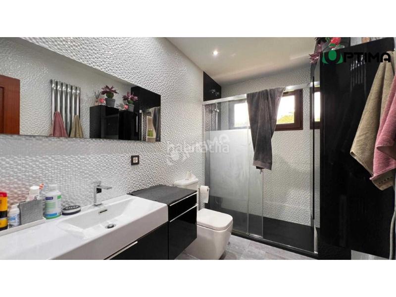 Foto 56e200fb-069f-4e76-93e3-61ea0e456c75. Chalet mit parking in Boqueixón