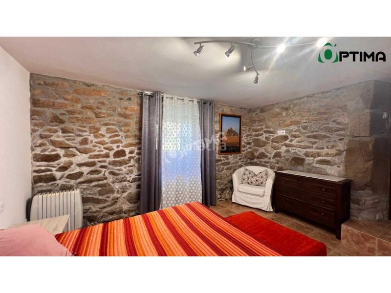 Foto cab4d800-5528-4080-934e-a70f87047cfb. Casa amb aparcament a Silleda