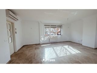 Chalet in Timón. Amplio chalé de 4 plantas con terraza, bodega, jardín y garaje a