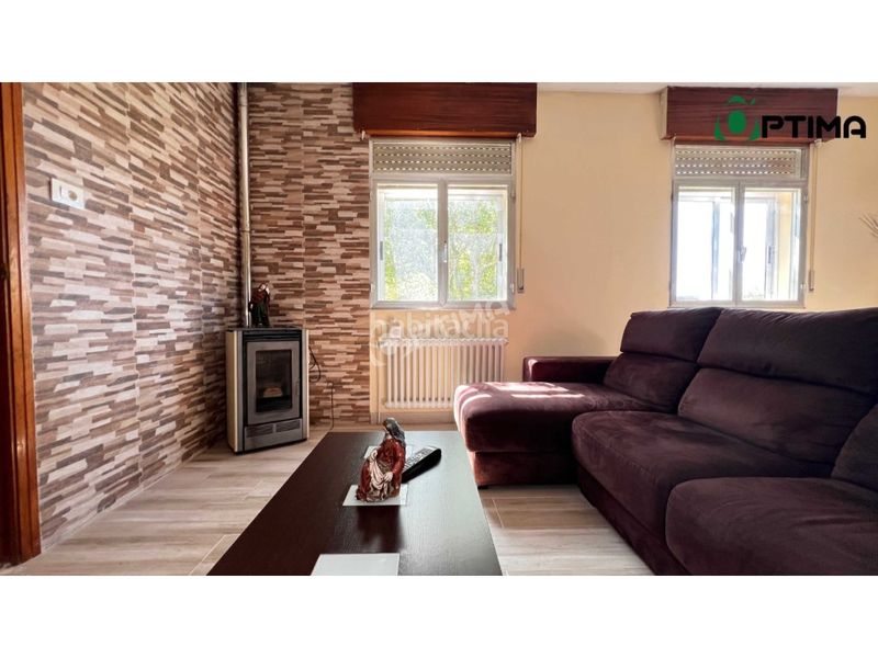 Foto 5510fcff-77c4-49a0-ad17-5a9db56cd809. Casa amb aparcament a Estrada (A)