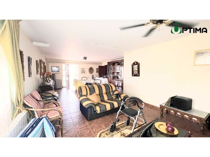 Foto a8e94a79-de11-4f62-b59b-3c1700fe168c. Casa amb aparcament a Vedra