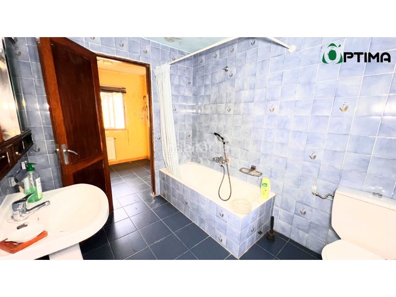 Foto aa69a83c-bf72-407b-9a7a-50e0e4682c2b. Casa amb aparcament a Lalín
