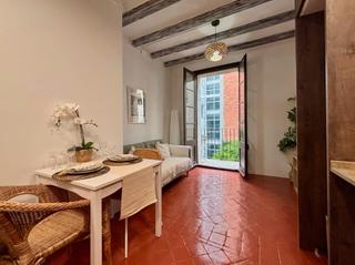 Etagenwohnung in Passatge de maiol 8. Junto sagrada familia, 2 dormitorios, reformado