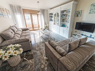 Casa a Sol i Padrís - Sant Oleguer. Casa 5 hab  estudi amb garatge i pati a leixample