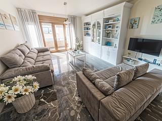 Casa a Sol i Padrís - Sant Oleguer. Casa 5 hab  estudi amb garatge i pati a leixample