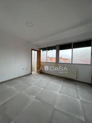 Lloguer Pis  Calle vegafría. Piso recién reformado sin amueblar zona delicias