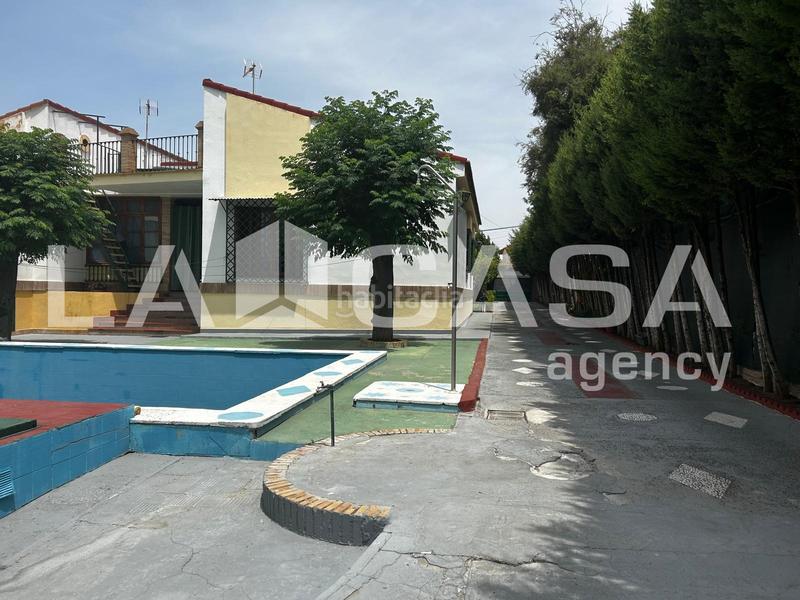 Foto f617e7a3-1c75-469e-a2e4-79dbbffa19ed. Chalet avec parking dans cerros de Montequinto Montequinto