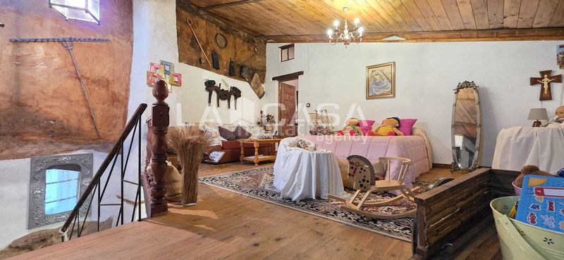 Foto b3e034f7-9462-492a-97ab-3a46cdc720db. Casa amb aparcament a Velliza