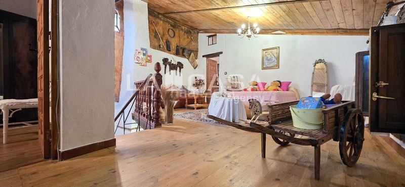 Foto f504fde0-5276-494e-8809-9144d22c1f3a. Casa amb aparcament a Velliza