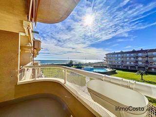 Appartement à Carrer assutzena 37. Apartamento en primera línea de mar en els griells, lestartit.