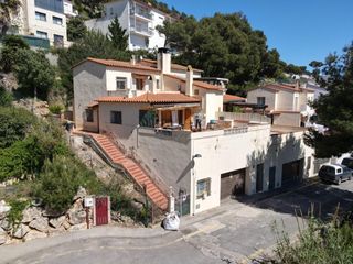 Casa adossada a Carrer pont nou 14. Casa gran amb molt potencial al centre del poble