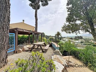 Semi detached house in Passatge viena 2. Casa amb parcel. la privada, vistes al mar i molta tranquil·lita